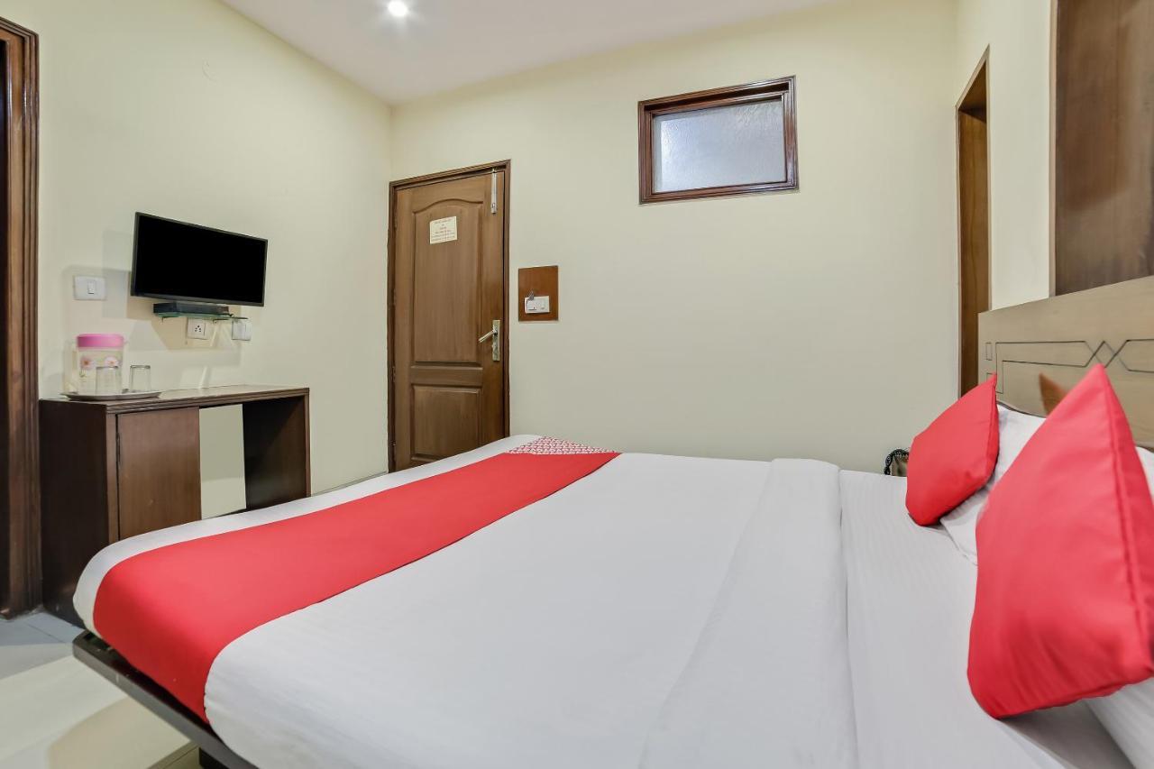 Hotel Oyo 24437 Oxford Palace New Delhi
