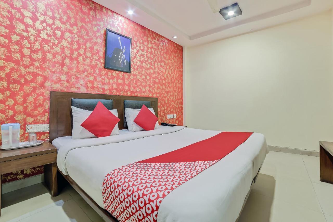 Oyo 24437 Oxford Palace New Delhi