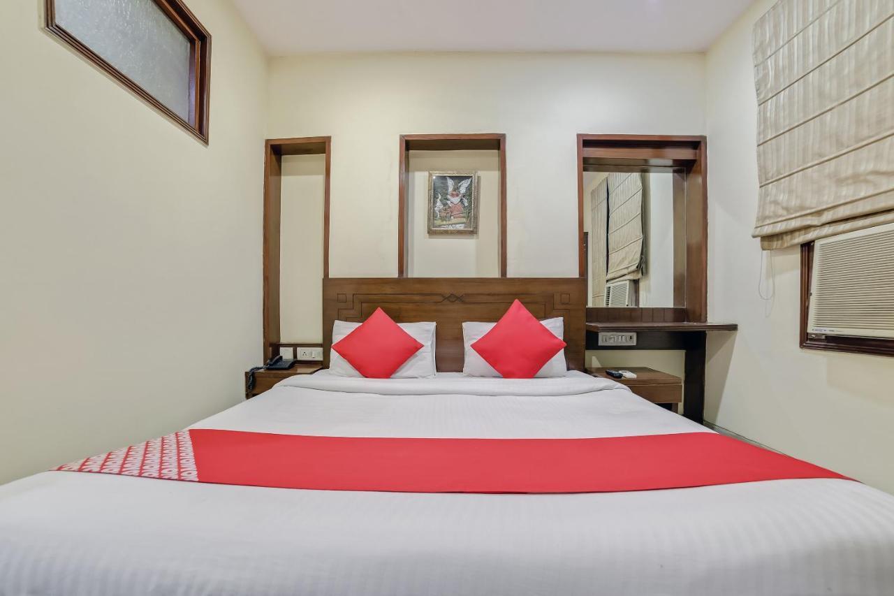 Hotel Oyo 24437 Oxford Palace