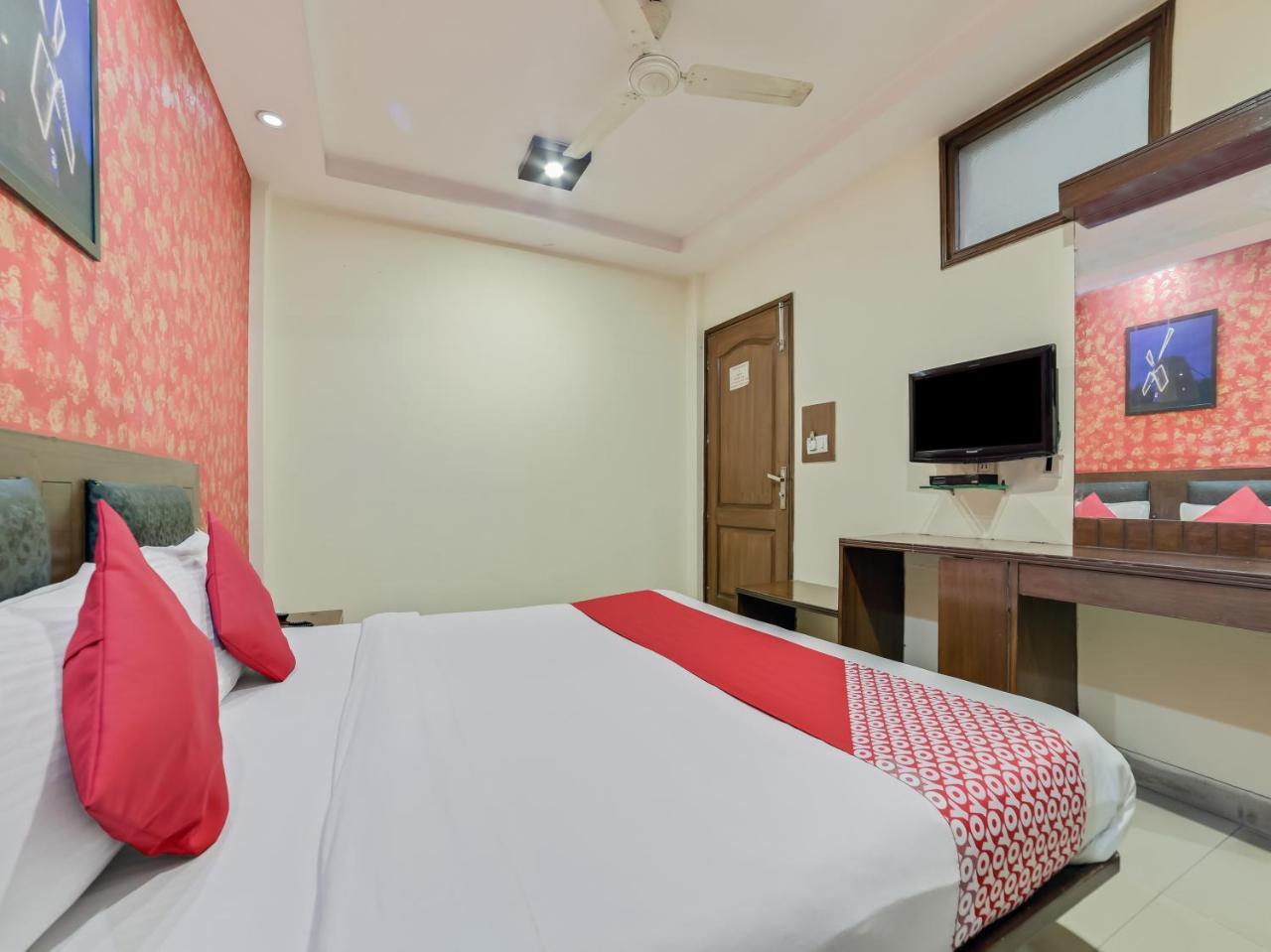 Hotel Oyo 24437 Oxford Palace