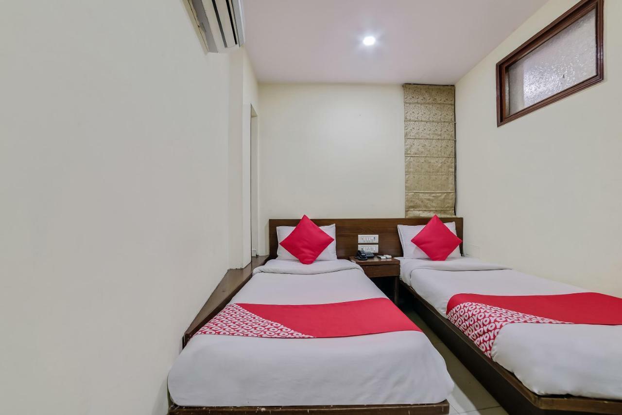 Hotel Oyo 24437 Oxford Palace