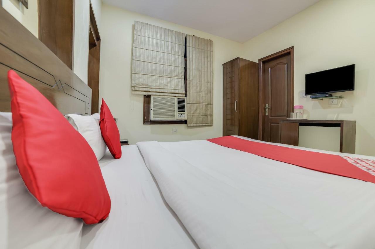 Hotel Oyo 24437 Oxford Palace New Delhi