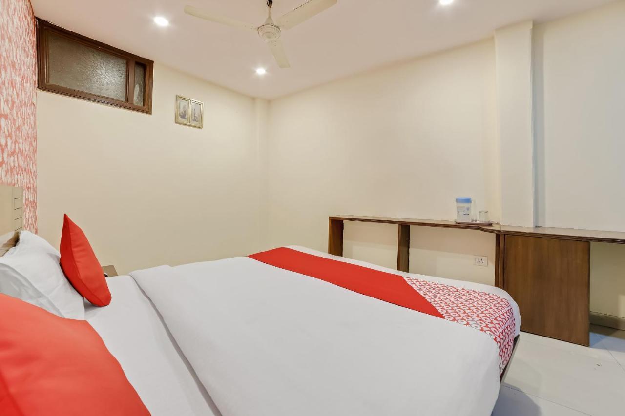 Oyo 24437 Oxford Palace New Delhi
